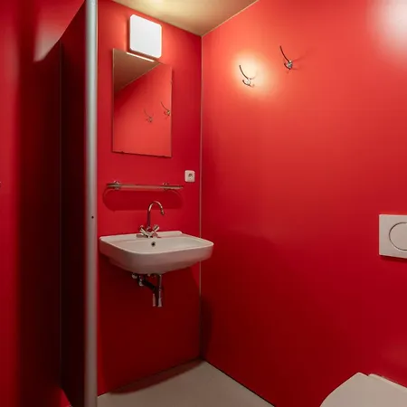 Blue Collar Hotel 3*